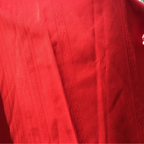 VINTAGE RED ROUND TABLECLOTH WITH NAPKINS - Picture 2 of 4